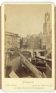 222443 Gezicht op de Oudegracht te Utrecht, met de Bezembrug en links op de achtergrond het Stadhuis en rechts de Domtoren.